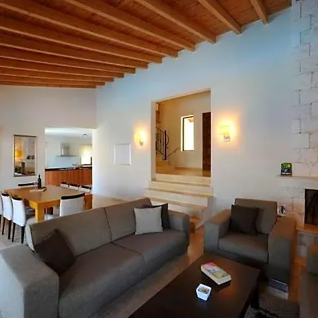 Villa Sleeps 12 Pool Air Con